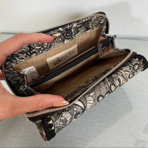 Sakroots Ultimate Storage Wallet - Picture 8 of 12